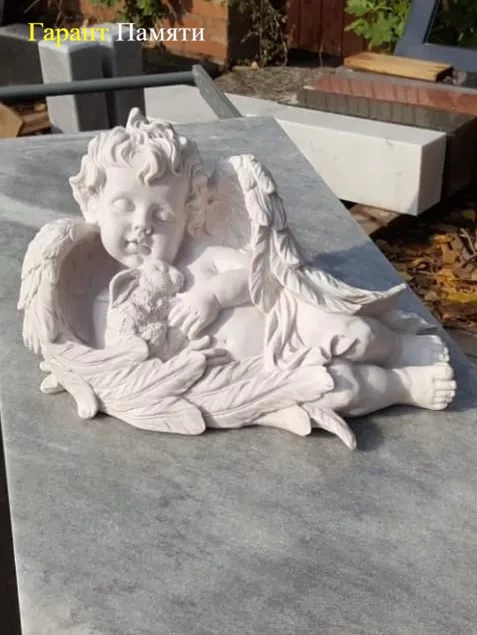 Ангел с игрушкой (№2)-скульптура